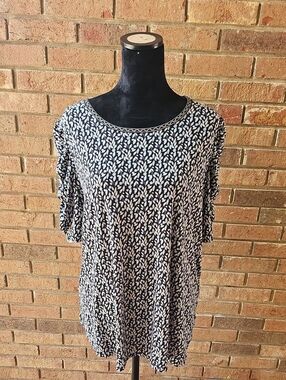 Max Studio Black and White Leaf-Print Short Sleeve Tee Size 1X